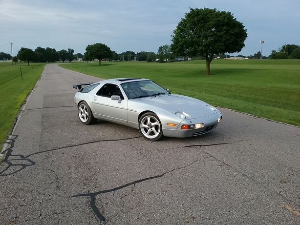 PORSCHE 928